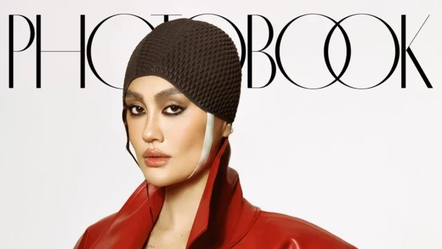 Agnez Mo mengenakan mantel kulit merah dan penutup kepala rajut di sampul majalah