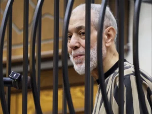 Ahmad Badreddin Hassoun berdiri di ruang sidang saat hakim membacakan vonis di Damaskus.