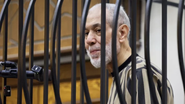 Ahmad Badreddin Hassoun berdiri di ruang sidang saat hakim membacakan vonis di Damaskus.