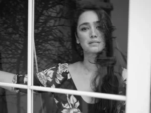 Alexandra Gottardo potret hitam putih