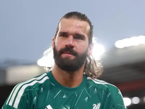 Alisson Becker seusai laga pramusim Liverpool melawan Como 1907 di Anfield, Minggu, 16 Agustus 2026.