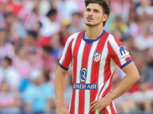 Penyerang Atletico Madrid Julian Alvarez dalam laga LaLiga melawan Villarreal di Madrid.