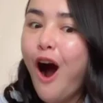 Amanda Manopo tampak girang menerima hadiah tas mini