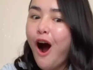 Amanda Manopo tampak girang menerima hadiah tas mini