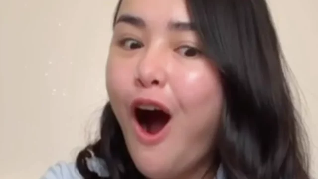 Amanda Manopo tampak girang menerima hadiah tas mini