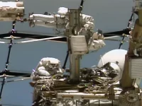 Astronaut NASA dan ESA memperbaiki antena ISS
