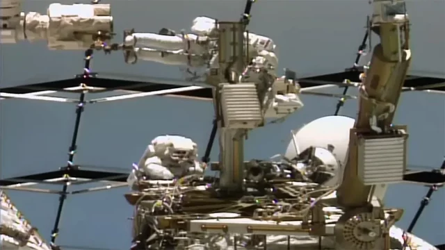 Astronaut NASA dan ESA memperbaiki antena ISS