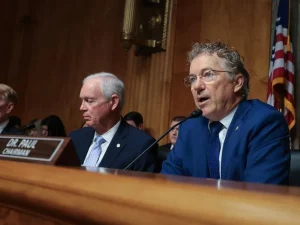 Senator Rand Paul memimpin dengar pendapat Komite Keamanan Dalam Negeri dan Urusan Pemerintahan Senat Amerika Serikat.