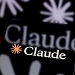 Layar ponsel menampilkan logo dan nama Claude berlatar hitam dengan motif bintang