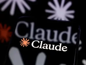 Layar ponsel menampilkan logo dan nama Claude berlatar hitam dengan motif bintang