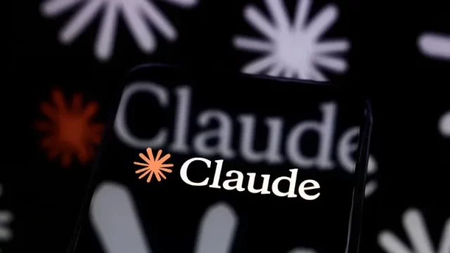Layar ponsel menampilkan logo dan nama Claude berlatar hitam dengan motif bintang