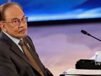 Perdana Menteri Malaysia Anwar Ibrahim mengenakan setelan gelap