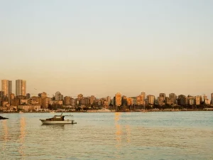 Deretan gedung tinggi di tepi laut Beirut, Lebanon, saat matahari terbenam