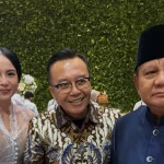 Penyanyi Ari Lasso berfoto bersama Presiden Prabowo Subianto di sebuah resepsi pernikahan.