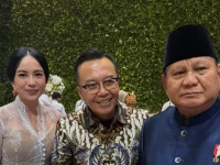 Penyanyi Ari Lasso berfoto bersama Presiden Prabowo Subianto di sebuah resepsi pernikahan.