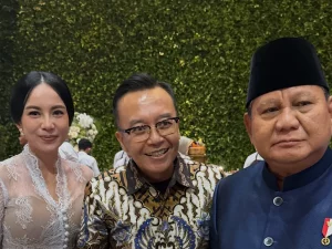 Penyanyi Ari Lasso berfoto bersama Presiden Prabowo Subianto di sebuah resepsi pernikahan.