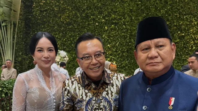 Penyanyi Ari Lasso berfoto bersama Presiden Prabowo Subianto di sebuah resepsi pernikahan.