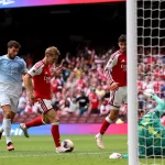 Pemain Arsenal melepaskan tembakan ke gawang Manchester City pada FA Community Shield 2026.