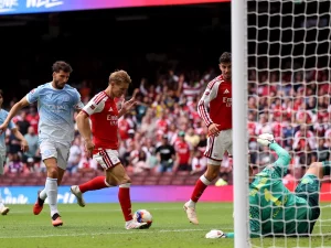 Pemain Arsenal melepaskan tembakan ke gawang Manchester City pada FA Community Shield 2026.