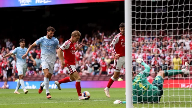 Pemain Arsenal melepaskan tembakan ke gawang Manchester City pada FA Community Shield 2026.