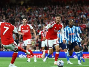 Bukayo Saka melepaskan tembakan pada laga Arsenal melawan Coventry City di Emirates Stadium, London.