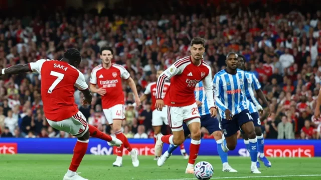 Bukayo Saka melepaskan tembakan pada laga Arsenal melawan Coventry City di Emirates Stadium, London.