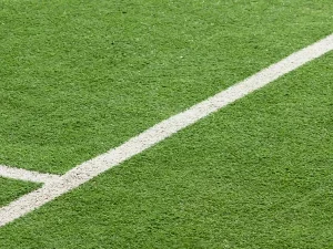 Ilustrasi bola di atas rumput lapangan sepak bola
