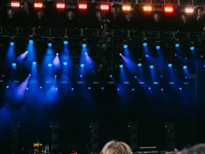 Ilustrasi panggung konser dengan lampu sorot