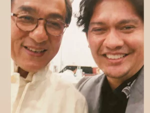 Tangkapan layar panggilan video memperlihatkan Jackie Chan dan Iko Uwais tersenyum
