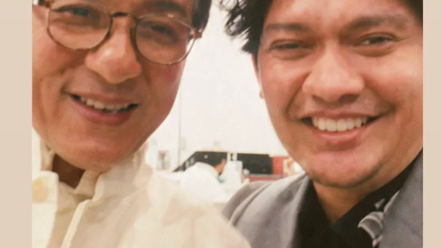 Tangkapan layar panggilan video memperlihatkan Jackie Chan dan Iko Uwais tersenyum