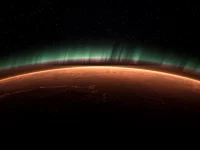 Ilustrasi lengkung cakrawala Mars berwarna jingga kemerahan dengan pijaran aurora hijau keunguan di atasnya dan latar angkasa berbintang