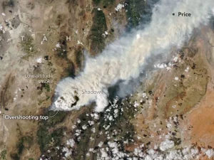 Citra satelit asap kebakaran hutan di Utah Amerika Serikat