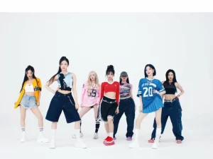 Tujuh anggota BABYMONSTER berpose kompak dalam balutan busana kasual bertema olahraga