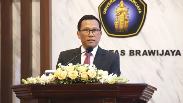 Deputi Bidang Pembangunan Manusia dan Kebudayaan Kementerian PPN/Bappenas Bahjuri Ali berbicara di podium ORDIK Pascasarjana Universitas Brawijaya.