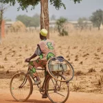 Ilustrasi jalan pedesaan berdebu di Nigeria