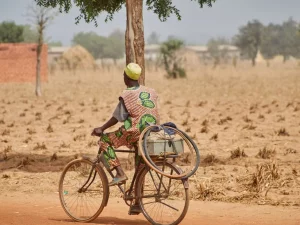 Ilustrasi jalan pedesaan berdebu di Nigeria