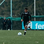Ilustrasi pemain sepak bola menggiring bola saat latihan