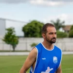 Ilustrasi pemain bertahan sepak bola berlatih di lapangan
