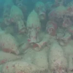 Ratusan guci keramik amphora tertumpuk di dasar laut, tertutup endapan dan lumut setelah terendam ribuan tahun
