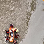 Petugas penyelamat mengevakuasi warga dari banjir di Indiana