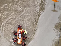 Petugas penyelamat mengevakuasi warga dari banjir di Indiana