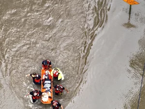 Petugas penyelamat mengevakuasi warga dari banjir di Indiana