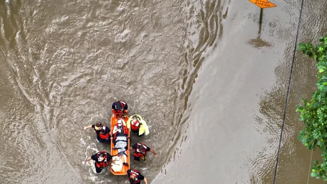 Petugas penyelamat mengevakuasi warga dari banjir di Indiana