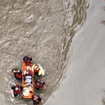 Petugas penyelamat mengevakuasi warga dengan perahu di tengah banjir di Indiana, Amerika Serikat.