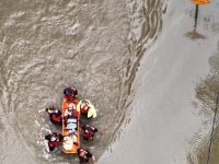 Petugas penyelamat mengevakuasi warga dengan perahu di tengah banjir di Indiana, Amerika Serikat.
