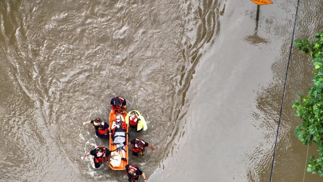Petugas penyelamat mengevakuasi warga dengan perahu di tengah banjir di Indiana, Amerika Serikat.