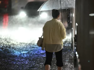 Warga melintasi kawasan yang terendam banjir di Jepang