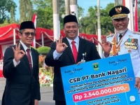 Penyerahan simbolis bantuan sosial pendidikan Bank Nagari kepada Pemerintah Provinsi Sumatera Barat
