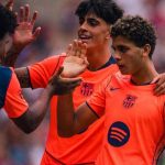 Para pemain Barcelona merayakan gol pada laga pramusim.