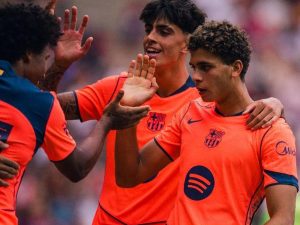 Para pemain Barcelona merayakan gol pada laga pramusim.